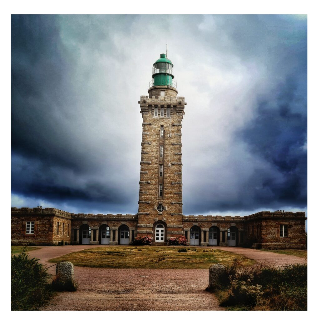 Phare qui éclaire dans la tempête.